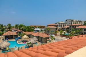 uma vista aérea de um resort com piscina em Palma Real 29 em Palm Beach mais 23 fotografias