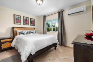 um quarto com uma cama e uma janela em Palma Real 29 em Palm Beach