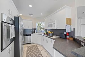 Kuchyň nebo kuchyňský kout v ubytování A Splash of Paradise I Waterfront 3 Bed Home on Marco Island