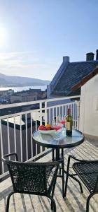 una mesa con 2 sillas y una botella de vino en el balcón en Best view in town, en Bergen