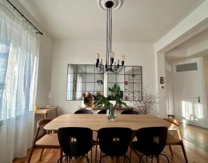 a dining room with a table and a chandelier at Plaza Teobaldos in Pamplona