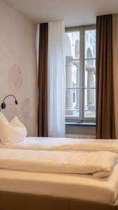 Posto letto in camera d'albergo con finestra di Aparthotel Lavilo Main Square a Graz