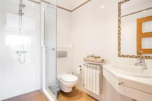 ein Badezimmer mit Toilette, Waschbecken und Dusche in der Unterkunft La Corvera en Collera, Ribadesella in Collera + 26 Fotos