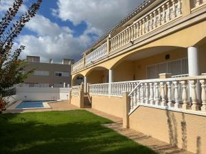 a building with a balcony and a swimming pool at Suis in Sant Carles de la Ràpita