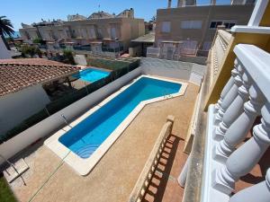 a swimming pool on the side of a building at Suis in Sant Carles de la Ràpita