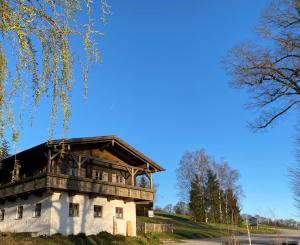 an old house on the side of a hill at Berg-Panorama-Ferienwohnungen Gut-Lichtenau in Hauzenberg