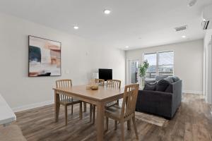 Et tv og/eller underholdning på Modern 2BR at The Poplin - Southside Chattanooga