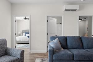 En eller flere senge i et værelse på Modern 2BR at The Poplin - Southside Chattanooga