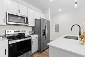 Køkken eller tekøkken på Modern 2BR at The Poplin - Southside Chattanooga + 33 billeder