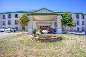 een gebouw met een fontein voor een gebouw bij Ark Suites By OYO Jonesboro I-555 in Jonesboro