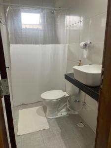 un bagno con un water bianco e un lavandino di Suite pequena em casa de familia 15km de Belém ad Ananindeua