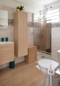 a bathroom with a shower and a toilet at Shoumy in Les Trois-Îlets