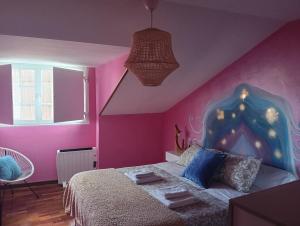 Łóżko lub łóżka w pokoju w obiekcie NAMASTÉ Avenida Compostela 6, 4B sin ascensor