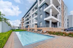 Kolam renang di atau dekat dengan Urban Oasis Apartment at The Hub