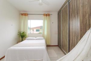 two beds in a room with a window at Casa do Curió Dourado in Ananindeua +83 photos