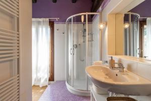 Koupelna v ubytování Casa dei Fiori + 37 fotografií