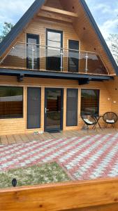 CorbiLKS A-frame的前面有地毯的房子