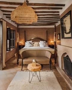 ein Schlafzimmer mit einem Bett und einem Kamin in der Unterkunft Dar Beija in Marrakesch