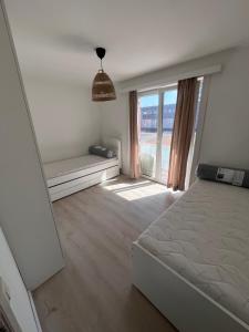 Postel nebo postele na pokoji v ubytování appartement 101 place Léopold 1er à la panne à 100m de la plage