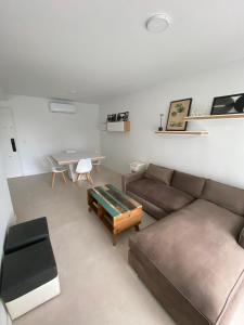 a living room with a couch and a table at Complejo Prana, pileta, parilla, cine y gimnasio in San Isidro