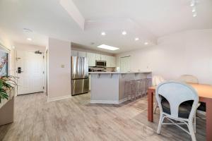 een keuken met een tafel en stoelen in een kamer bij Four Seasons 904W in Orange Beach
