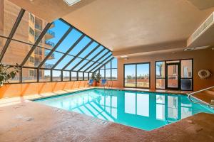 een binnenzwembad met een groot glazen plafond bij Four Seasons 904W in Orange Beach +42 foto's