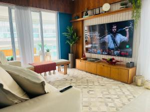 Μια τηλεόραση ή/και κέντρο ψυχαγωγίας στο 304 CM - LUXO COMPLETO em frente a praia 3Q Piscina