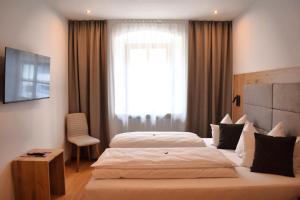 Postel nebo postele na pokoji v ubytování Hotel zum Bräu