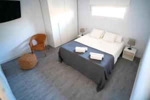 Postel nebo postele na pokoji v ubytování Charming New Beachside House up to 8 Beds!