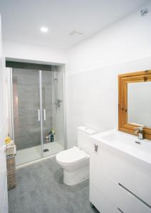 Koupelna v ubytování Charming New Beachside House up to 8 Beds!