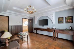 Μια τηλεόραση ή/και κέντρο ψυχαγωγίας στο Ziva Suites - A Botique Hotel
