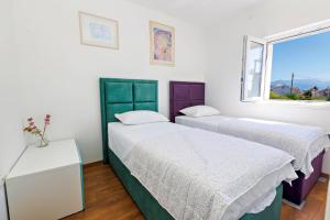 zwei Betten in einem Zimmer mit Fenster in der Unterkunft Villa Trapezium - private heated pool & table soccer in Kaštela + 35 Fotos