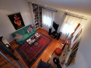 an overhead view of a living room with a green couch at La Casa Di Cosimo Guest House in San Piero a Sieve