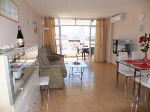 cocina y sala de estar con sofá y mesa en Apartamento Bahia Dorada, en Estepona