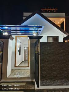 una casa con una puerta delantera por la noche en Sai villa, en Tiruvannāmalai