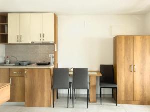 Kuchyň nebo kuchyňský kout v ubytování Apartmani AquaMarine