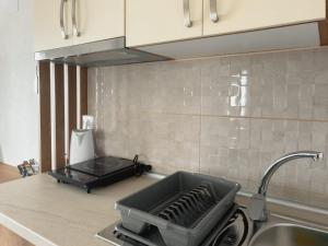 Kuchyň nebo kuchyňský kout v ubytování Apartmani AquaMarine + 37 fotografií