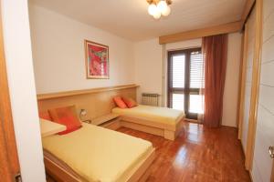 ein Zimmer mit zwei Betten und einer Couch in der Unterkunft Apartment Macan in Cavtat