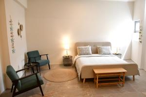 Postel nebo postele na pokoji v ubytování Aegina-town-old-center + 124 fotografií