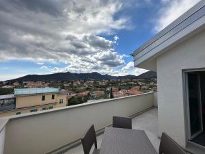 Il Relax con Vista Mare - Free Parking, Wi-Fi في لوانو: بلكونه مع كراسي واطلاله على مدينه