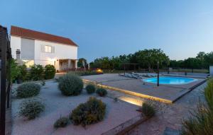 Bazén v ubytovaní Pet Friendly Home In Pridraga With Wifi alebo v jeho blízkosti