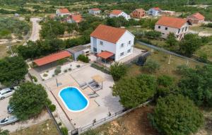 Bazén v ubytovaní Pet Friendly Home In Pridraga With Wifi alebo v jeho blízkosti