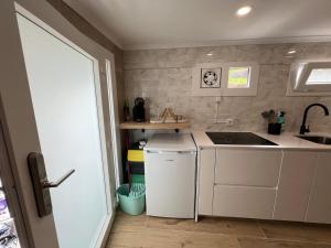 Una pequeña cocina con fregadero y encimera. en Casinha do Souto, en Caminha 24 fotos más
