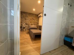 baño con ducha y sofá en una habitación en Casinha do Souto, en Caminha