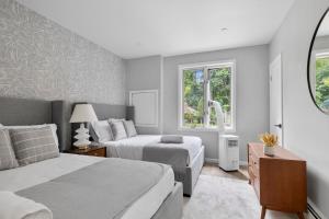 Un dormitorio con dos camas y una ventana. en Upper Saddle River Resort w Pool, Hot Tub & Lake, en Airmont 101 fotos más