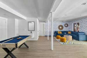 sala de estar con mesa de ping pong azul en Upper Saddle River Resort w Pool, Hot Tub & Lake, en Airmont