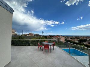 Il Relax con Vista Mare - Free Parking, Wi-Fi في لوانو: فناء مع طاولة وكراسي على شرفة