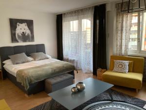 a bedroom with a bed and a coffee table at Appartement 1,5 pces in Fribourg