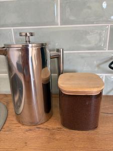 eine Kaffeekanne und ein Container auf der Theke in der Unterkunft Comfy Cottage in Walvis Bay + 3 Fotos