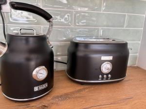 ein Toaster und ein Toaster auf einer Theke in der Unterkunft Comfy Cottage in Walvis Bay